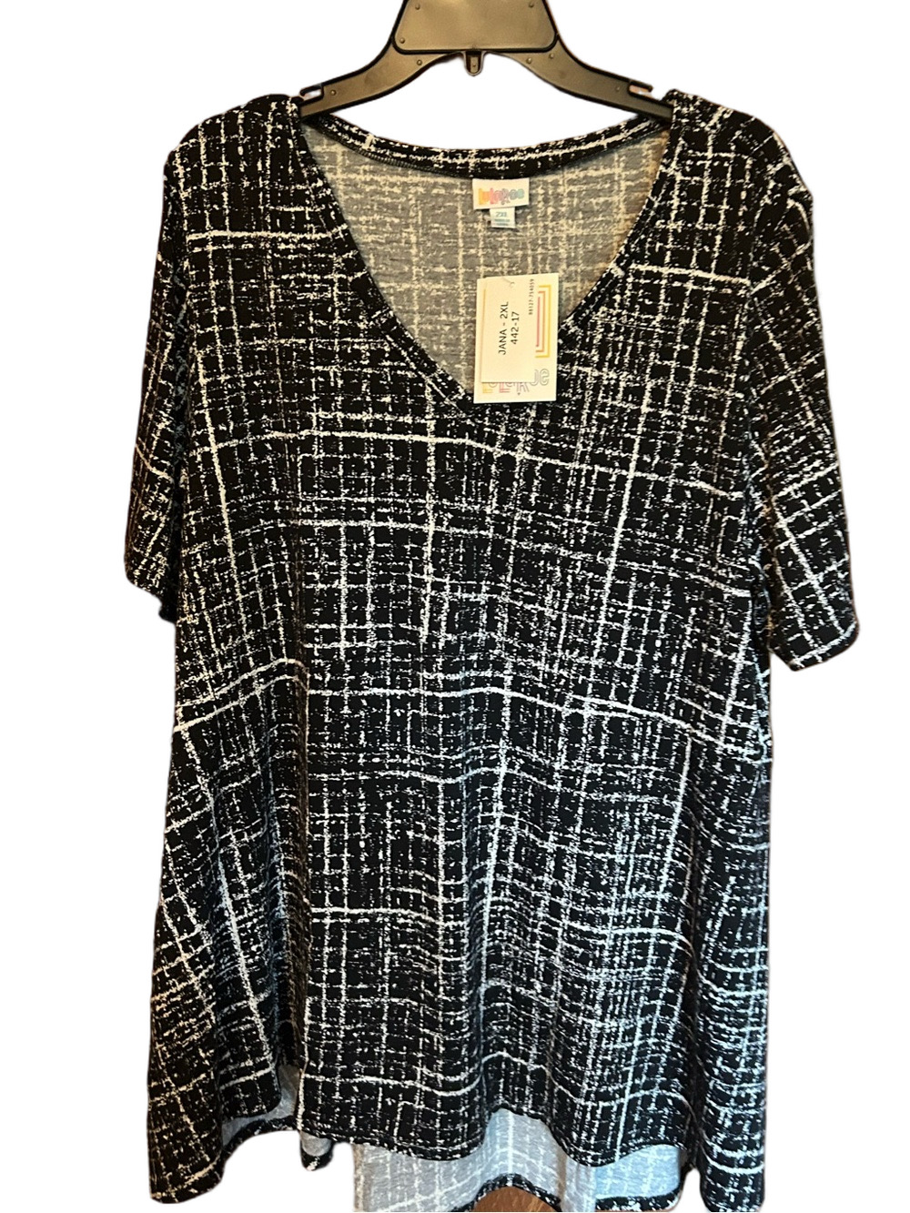 LuLaRoe Women’s V-Neck Short Sleeve Top - black White - Jana 2XL